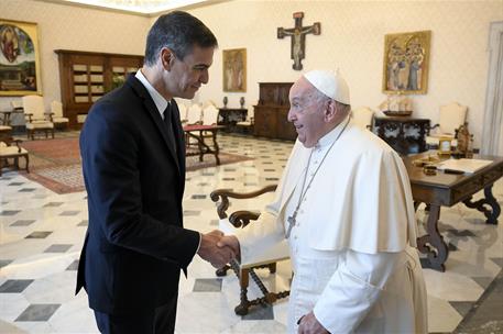 El presidente del Gobierno, Pedro Sánchez, es recibido por Su Santidad el papa Francisco.