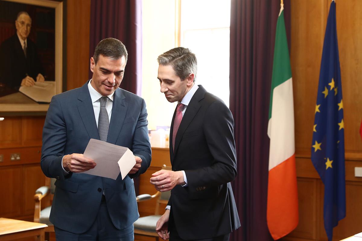 12/04/2024. Pedro Sánchez viaja a Irlanda. El presidente del Gobierno, Pedro Sánchez, junto al primer ministro de la República de Irlanda, S...