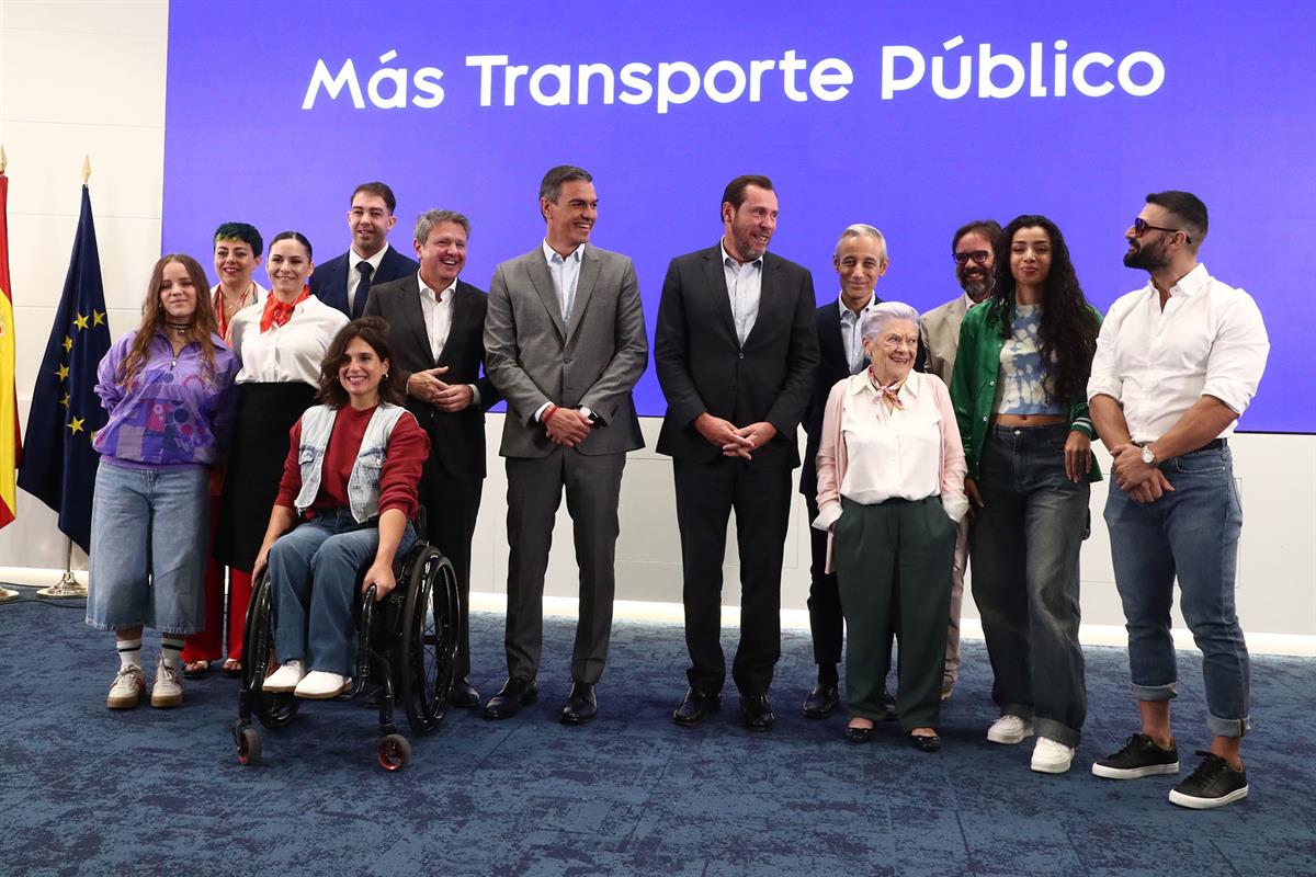 Pedro Sánchez y Óscar Puente durante la presentación de la campaña