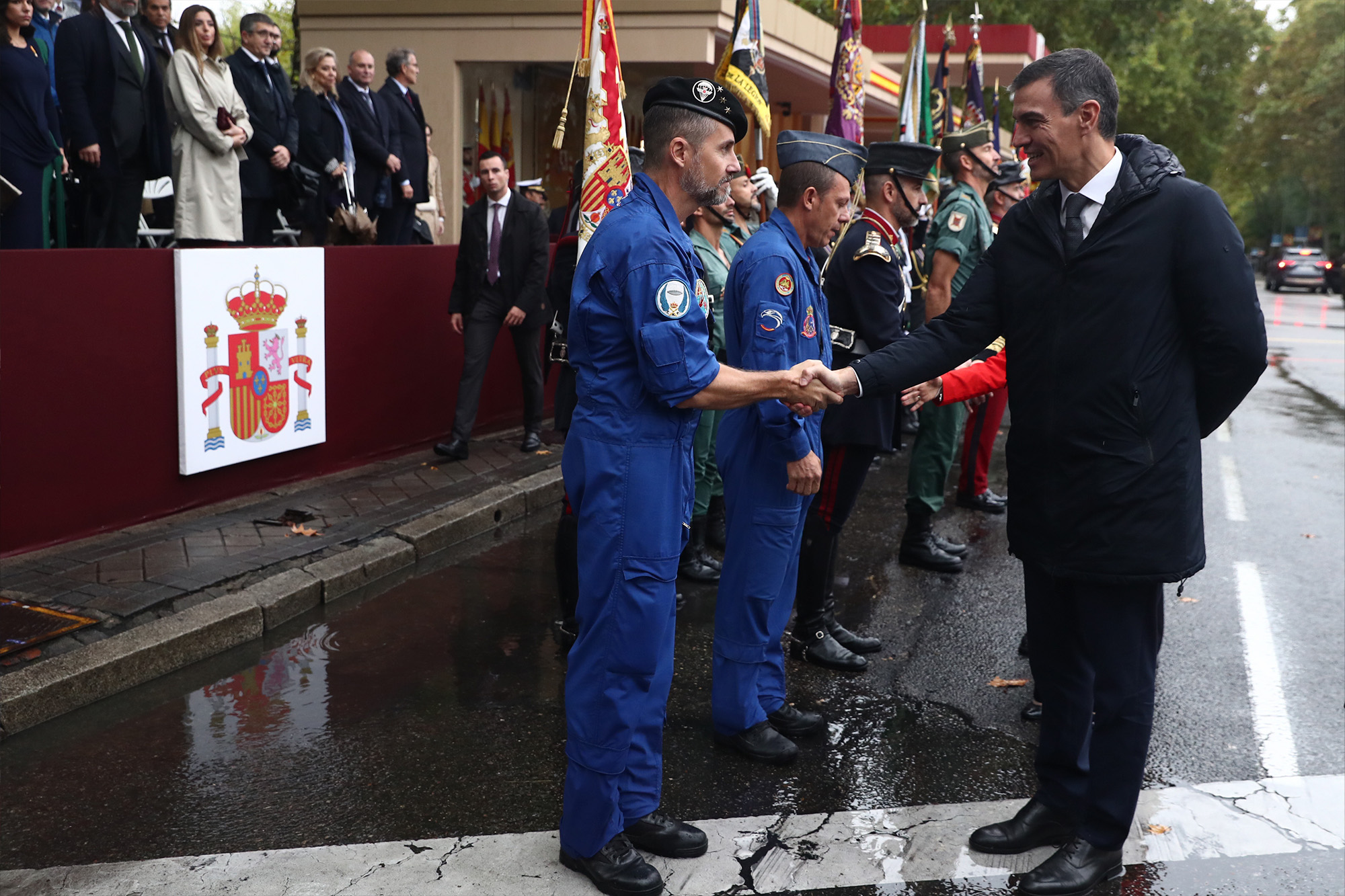 El presidente saluda a militares durante el desfile