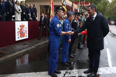 12/10/2024. Pedro Sánchez asiste a los actos conmemorativos del Día de la Fiesta Nacional. El presidente del Gobierno, Pedro Sánchez, saluda...