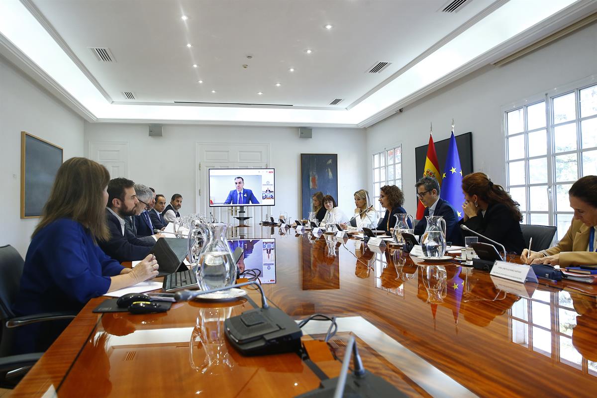 12/11/2024. Reunión del Comité de crisis para hacer frente a los efectos de la DANA. El presidente del Gobierno, Pedro Sánchez, preside por ...