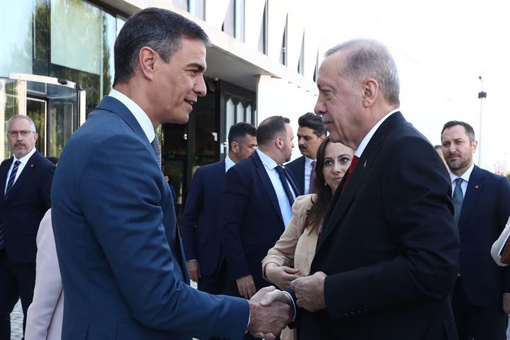 Pedro Sánchez saluda al presidente turco