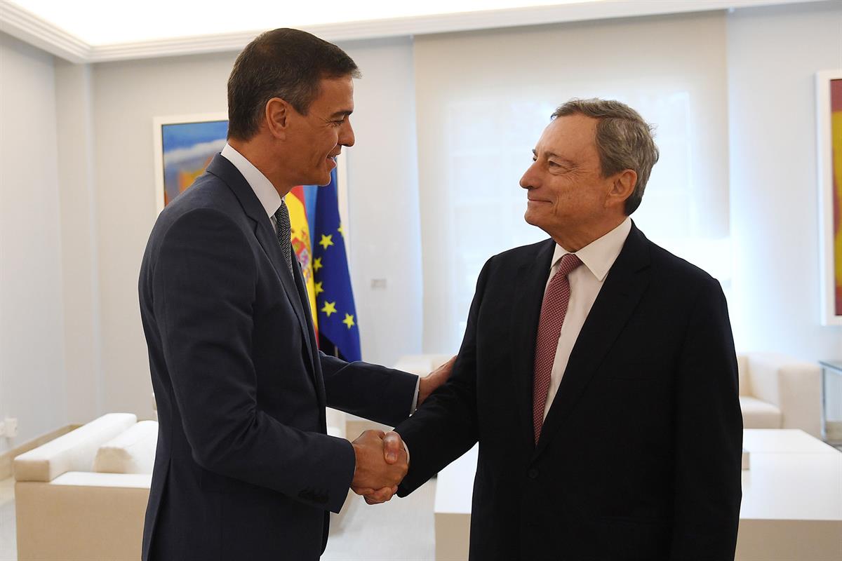 13/06/2024. Pedro Sánchez recibe a Mario Draghi. El presidente del Gobierno, Pedro Sánchez, saluda al expresidente del Banco Central Europeo...