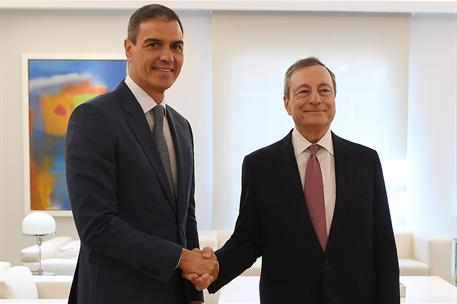 13/06/2024. Pedro Sánchez recibe a Mario Draghi. El presidente del Gobierno, Pedro Sánchez, saluda al expresidente del Banco Central Europeo...