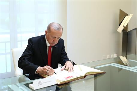 13/06/2024. VIII Reunión de Alto Nivel España-Turquía. El presidente de la República de Turquía, Recep Tayyip Erdoğan, firma en el Libro de ...