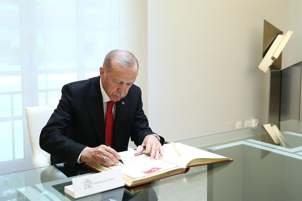 13/06/2024. VIII Reunión de Alto Nivel España-Turquía. El presidente de la República de Turquía, Recep Tayyip Erdoğan, firma en el Libro de ...