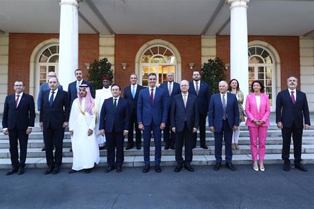 13/09/2024. S&#225;nchez reunion aplicaci&#243;n de los dos Estados. El presidente del Gobierno, Pedro S&#225;nchez, junto a los participantes de la &#39;Reuni...