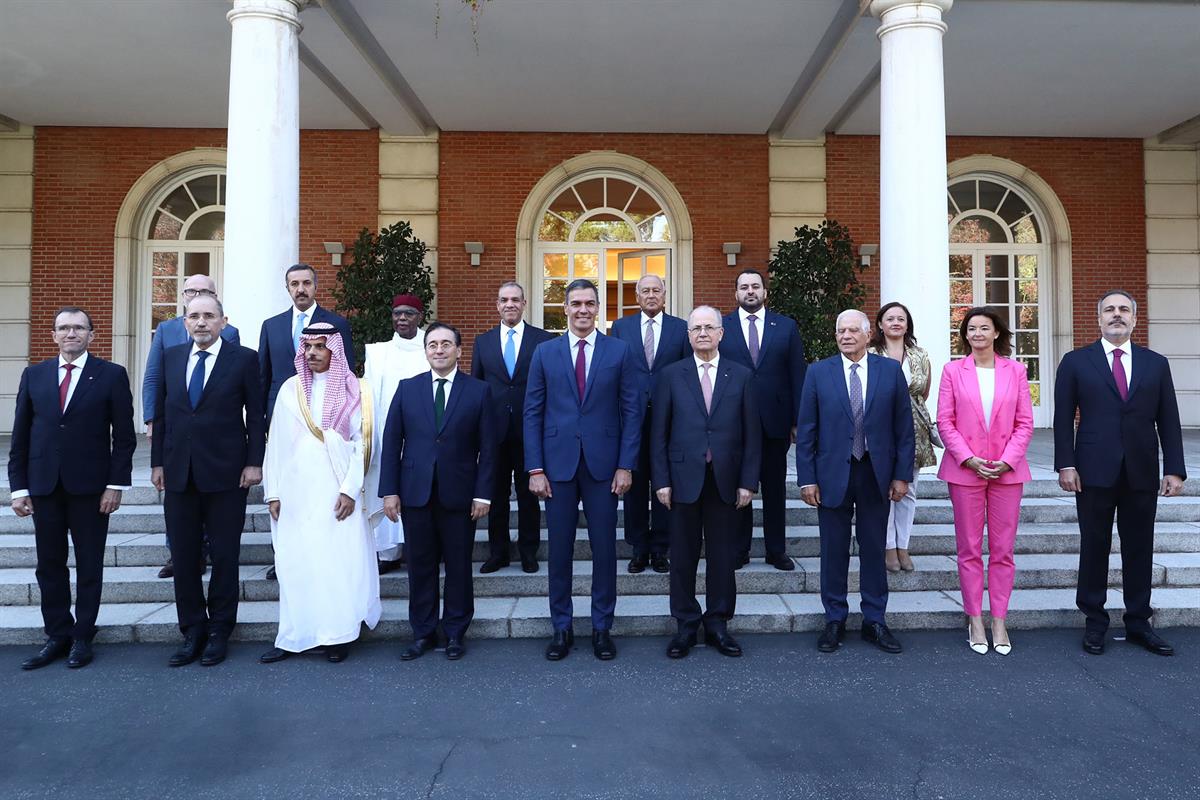 13/09/2024. Sánchez reunion aplicación de los dos Estados. El presidente del Gobierno, Pedro Sánchez, junto a los participantes de la 'Reuni...