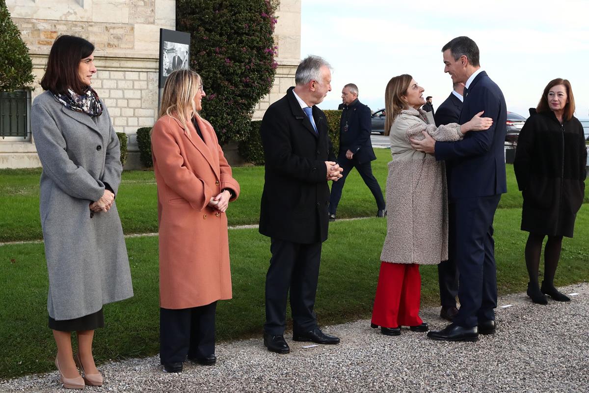 13/12/2024. Pedro Sánchez preside la XXVII Conferencia de Presidentes Autonómicos. El presidente del Gobierno, Pedro Sánchez, saluda a la pr...