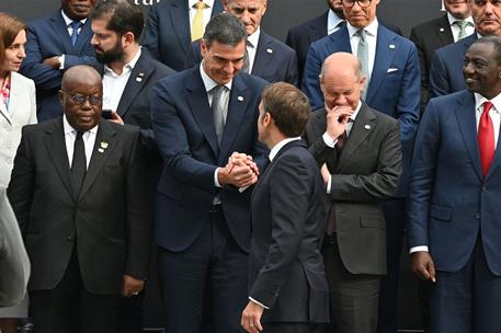 15/06/2024. Pedro Sánchez asiste a la Cumbre sobre la Paz en Ucrania. El presidente del Gobierno, Pedro Sánchez, saluda al presidente de Fra...