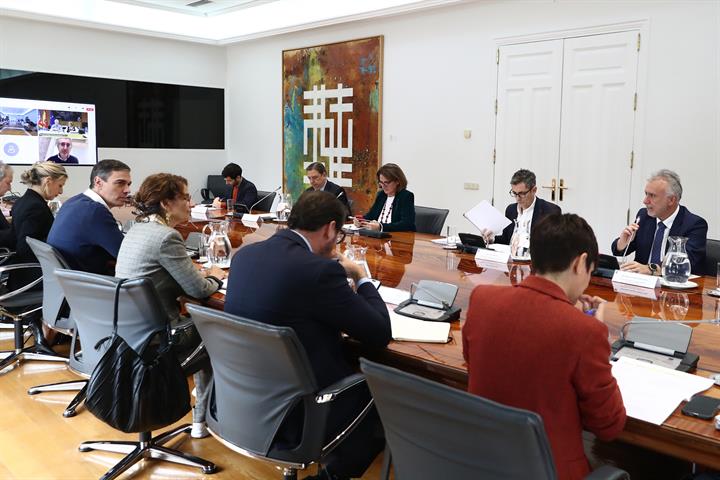 15/11/2024. Pedro Sánchez preside la Comisión interministerial de medidas urgentes para el territorio afectado por la DANA. El presidente de...