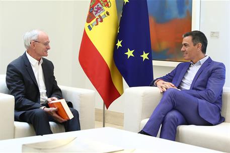 16/09/2024. Sanchez recibe la Memoria del CES. El presidente del Gobierno, Pedro S&#225;nchez, conversa con el presidente del Consejo Econ&#243;mico y...