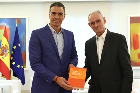 16/09/2024. Sanchez recibe la Memoria del CES. El presidente del Gobierno, Pedro Sánchez, recibe del presidente del Consejo Económico y Soci...