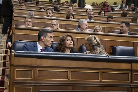 16/10/2024. Pedro S&#225;nchez asiste a la sesi&#243;n de control en el Congreso. El presidente del Gobierno, Pedro S&#225;nchez, conversa con la vicepresi...