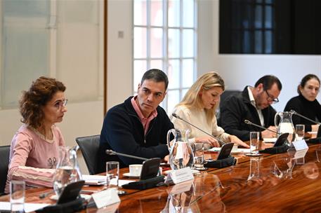 16/11/2024. Pedro Sánchez preside la reunión del Comité de crisis para el seguimiento de la DANA. El presidente del Gobierno, Pedro Sánchez,...