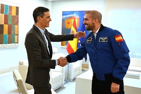 16/12/2024. Pedro S&#225;nchez recibe al astronauta espa&#241;ol de la ESA, Pablo &#193;lvarez. El presidente del Gobierno, Pedro S&#225;nchez, y el astronauta ...