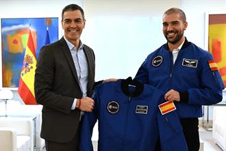 El presidente del Gobierno, Pedro Sánchez, junto al astronauta español de la Agencia Espacial Europea (ESA), Pablo Álvarez