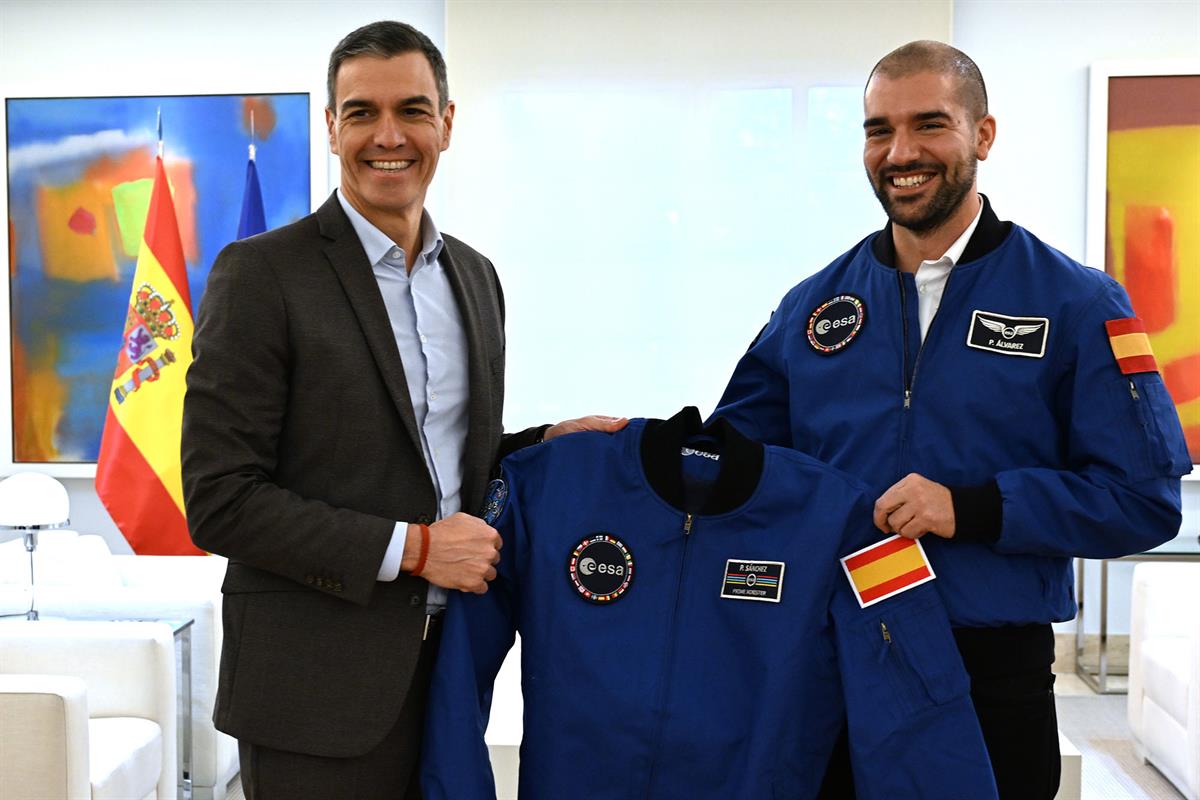 16/12/2024. Pedro Sánchez recibe al astronauta español de la ESA, Pablo Álvarez. El presidente del Gobierno, Pedro Sánchez, junto al astrona...