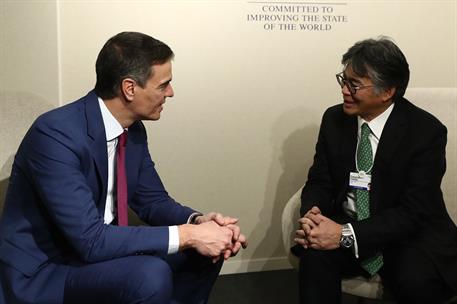 17/01/2024. Encuentro con el consejero delegado de Fujitsu, Takahito Tokita. El presidente del Gobierno, Pedro S&#225;nchez y el consejerol deleg...