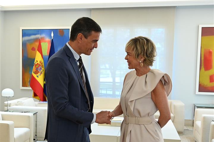 Pedro Sánchez y la copresidenta del Consejo Asesor de Inteligencia Artificial de Naciones Unidas, Carme Artigas