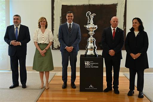 El presidente del Gobierno, Pedro Sánchez, junto a los directivos de la Copa América