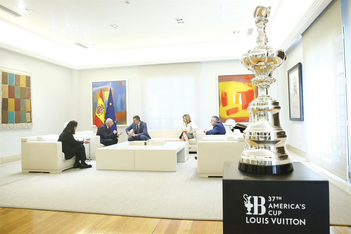 17/06/2024. Pedro Sánchez se reúne con el consejero delegado de la Copa América y con su vicepresidenta. El presidente del Gobierno, Perdro ...