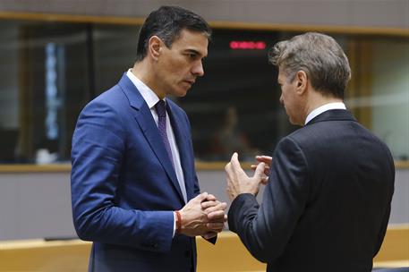 17/10/2024. Pedro S&#225;nchez participa en la sesi&#243;n de trabajo del Consejo Europeo. El presidente del Gobierno, Pedro S&#225;nchez, conversa con uno...