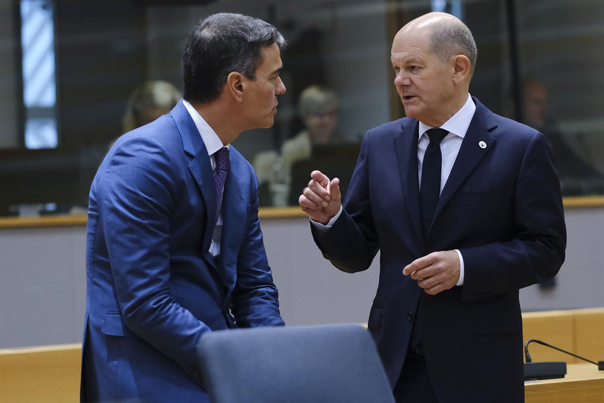 17/10/2024. Pedro Sánchez participa en la sesión de trabajo del Consejo Europeo. El presidente del Gobierno, Pedro Sánchez, conversa con el ...