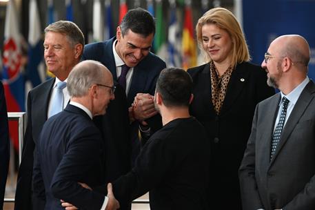 17/10/2024. Pedro Sánchez participa en la sesión de trabajo del Consejo Europeo. El presidente del Gobierno, Pedro Sánchez, saluda al presid...