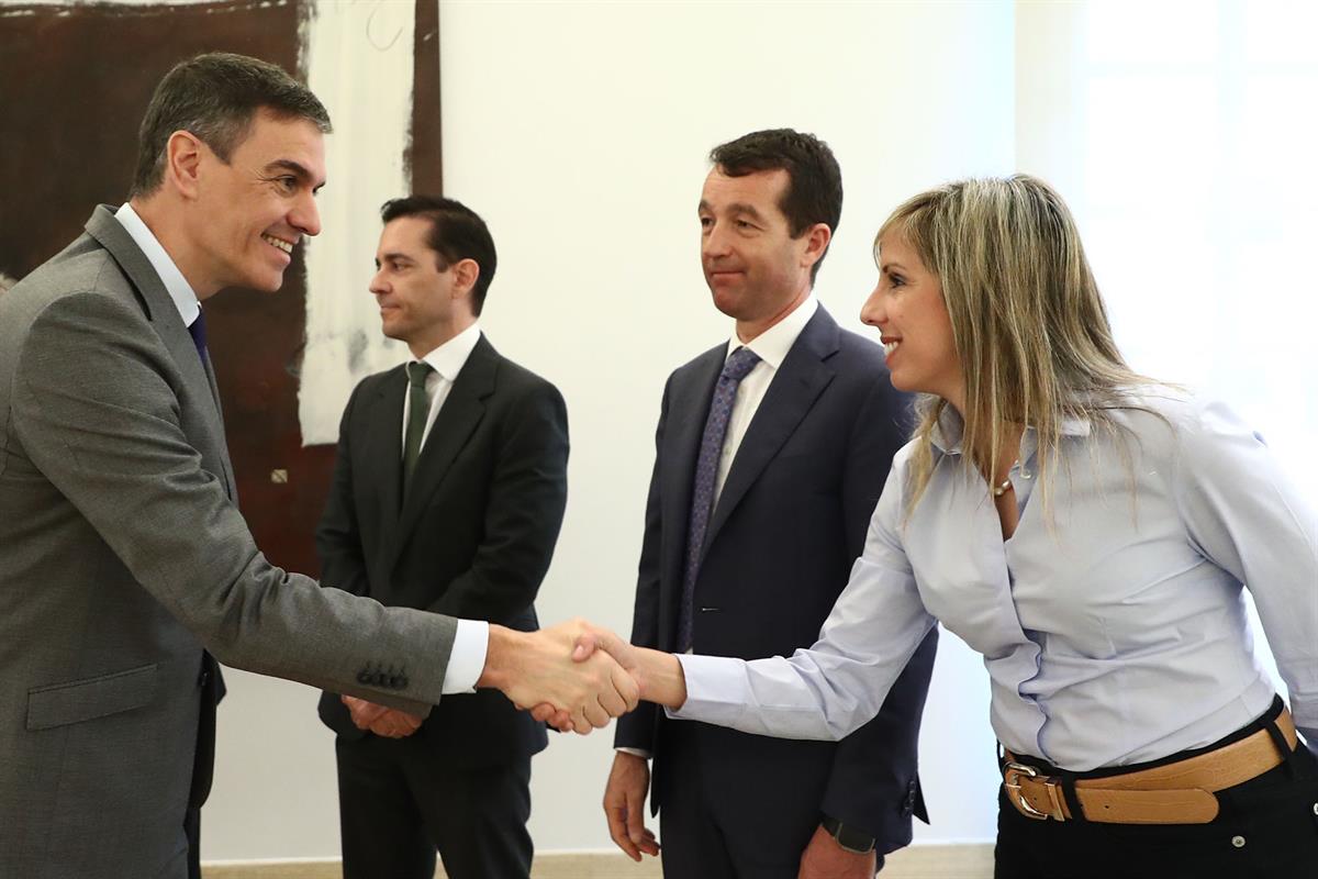 18/03/2024. Pedro Sánchez recibe a los representantes de la industria de defensa. El presidente del Gobierno, Pedro Sánchez, saluda a una re...