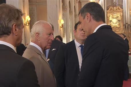 18/07/2024. Pedro Sánchez asiste a la cumbre de la Comunidad Política Europea. El presidente del Gobierno, Pedro Sánchez, conversa con el re...