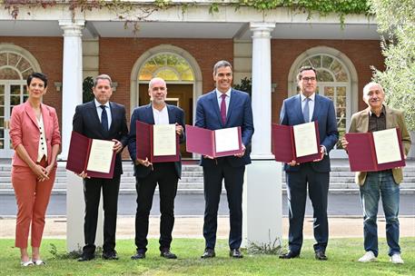 Pedro Sanchez junto a los representantes de las organizaciones empresariales y sindicales mayoritarias y la ministra Elma Saiz.