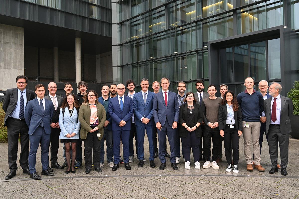 18/10/2024. Pedro Sánchez visita la sede de IMEC junto al primer ministro belga. Foto de familia de la visita del presidente del Gobierno, P...