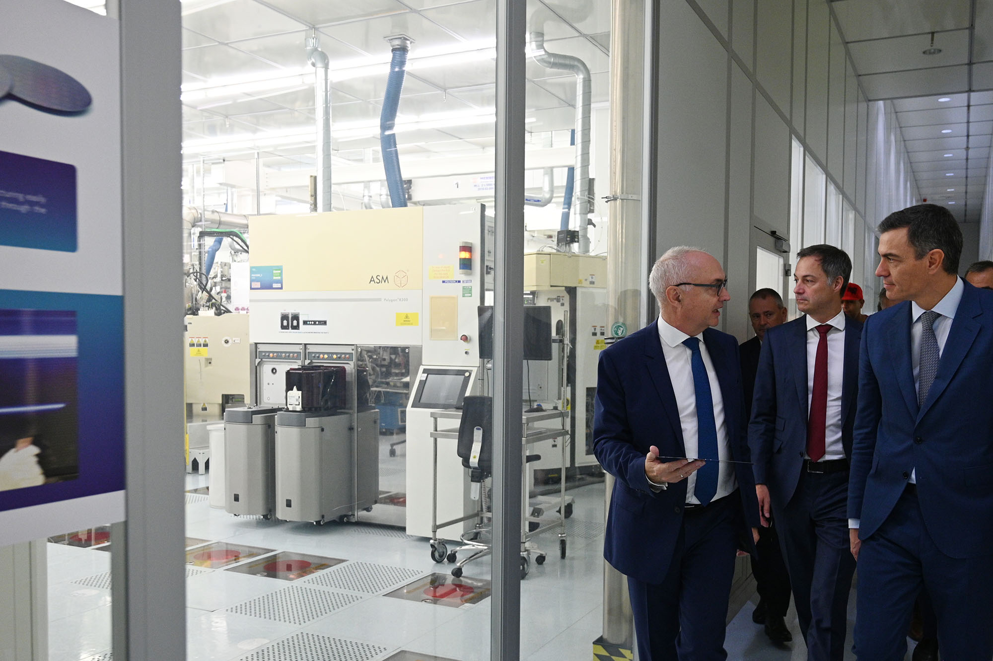 El CEO de IMEC guía al presidente del Gobierno y al primer ministro belga en la visita