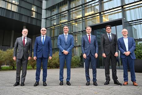 Pedro Sánchez y Óscar Lopez junto al primer ministro belga y al equipo directivo de la empresa