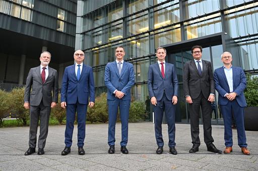 Pedro Sánchez y Óscar Lopez junto al primer ministro belga y al equipo directivo de la empresa