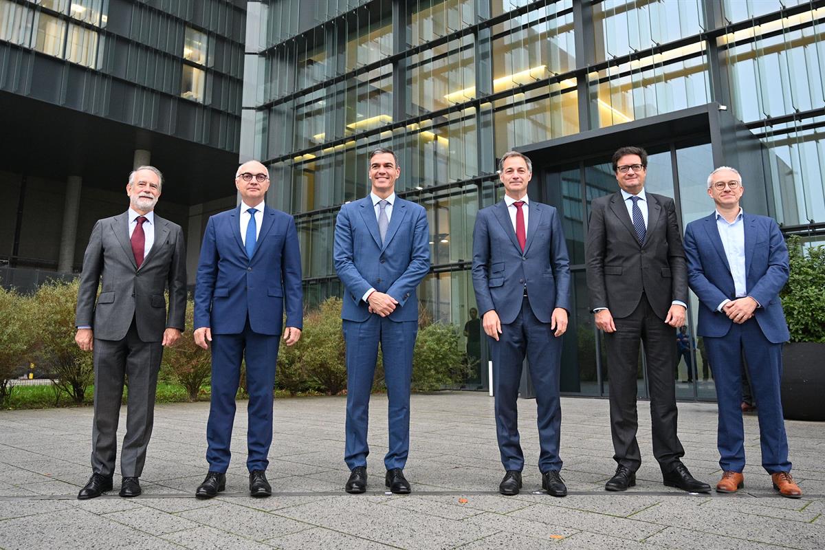 18/10/2024. Pedro Sánchez visita la sede de IMEC junto al primer ministro belga. El presidente del Gobierno, Pedro Sánchez, posa junto al pr...