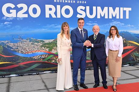 18/11/2024. El presidente del Gobierno asiste a la Cumbre del G20. El presidente del Gobierno, Pedro S&#225;nchez, saluda al presidente de la Rep...