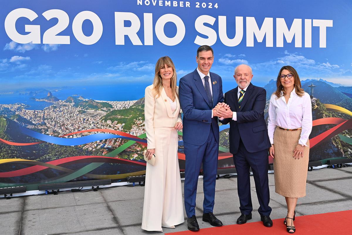 18/11/2024. El presidente del Gobierno asiste a la Cumbre del G20. El presidente del Gobierno, Pedro Sánchez, saluda al presidente de la Rep...