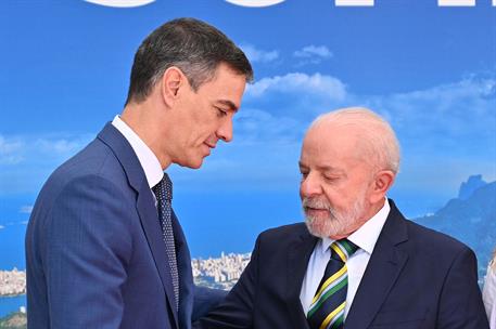 18/11/2024. El presidente del Gobierno asiste a la Cumbre del G20. El presidente del Gobierno, Pedro Sánchez, conversa con el presidente bra...