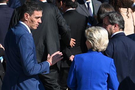 18/11/2024. El presidente del Gobierno asiste a la Cumbre del G20. El presidente del Gobierno, Pedro Sánchez, conversa con la presidenta de ...