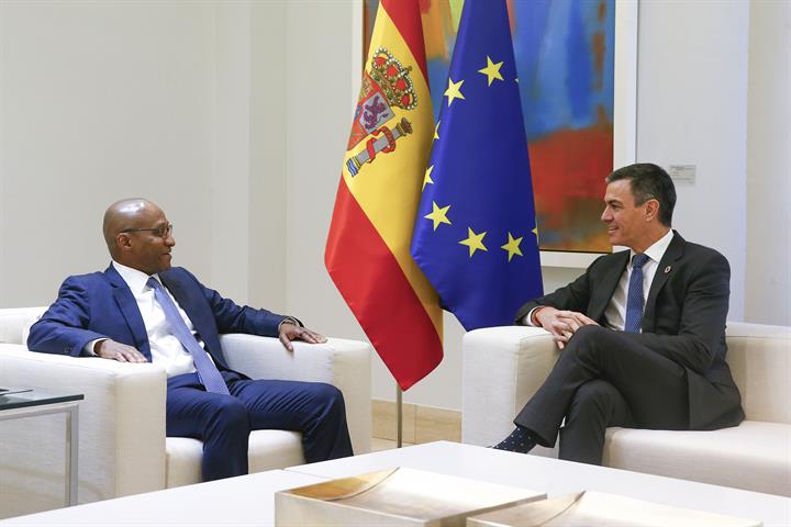 18/12/2024. Pedro Sánchez se reúne con el presidente mundial de PwC, Mohamed Kande. El presidente del Gobierno, Pedro Sánchez, conversa con ...