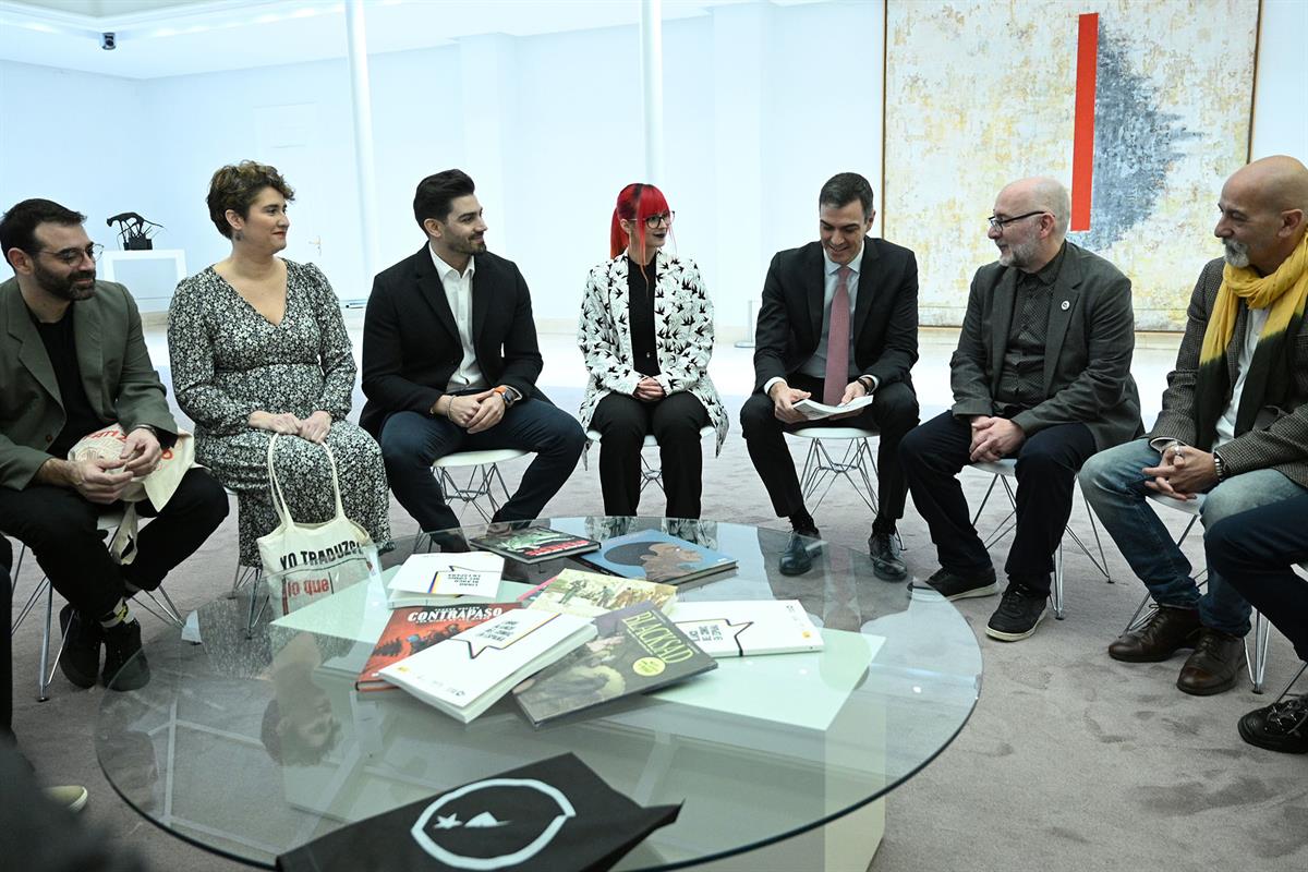 19/01/2024. El presidente recibe a representantes de la Conferencia Sectorial del Cómic. El presidente del Gobierno Pedro Sánchez, durante l...