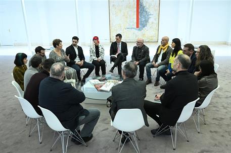 19/01/2024. El presidente recibe a representantes de la Conferencia Sectorial del Cómic. El presidente del Gobierno, Pedro Sánchez, conversa...