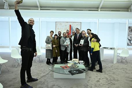 19/01/2024. El presidente recibe a representantes de la Conferencia Sectorial del Cómic. El presidente del Gobierno Pedro Sánchez, se fotogr...