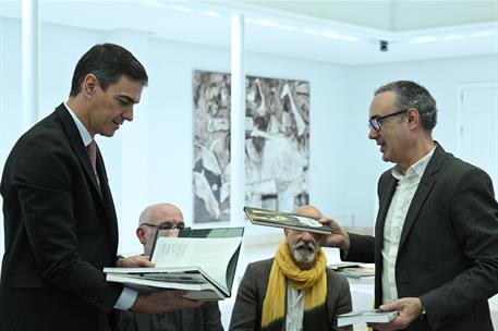 19/01/2024. El presidente recibe a representantes de la Conferencia Sectorial del Cómic. El presidente del Gobierno, Pedro Sánchez, recibe d...