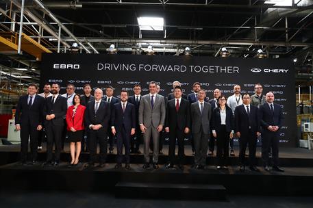 19/04/2024. Pedro Sánchez visita Ebro Factory en Barcelona. Foto de familia de los participantes en el acto oficial de firma del acuerdo ent...