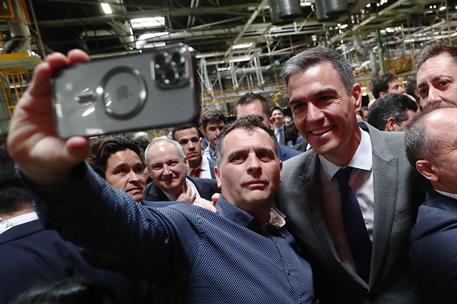 19/04/2024. Pedro S&#225;nchez visita Ebro Factory en Barcelona. Selfie del presidente del Gobierno con un tabajador de la planta Ebro Factory.