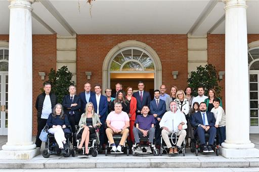 19/09/2024. The President of the Government of Spain meets with patients, relatives, carers and associations for people with MND. Family pho...